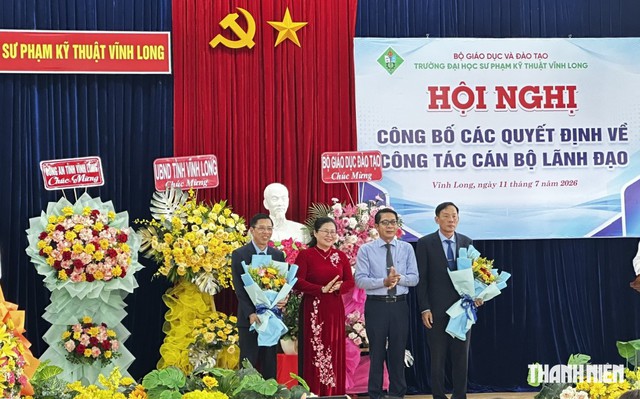 Trường ĐH ở miền T&acirc;y c&ocirc;ng bố Hiệu trưởng v&agrave; c&aacute;c Ph&oacute; hiệu trưởng mới- Ảnh 2.