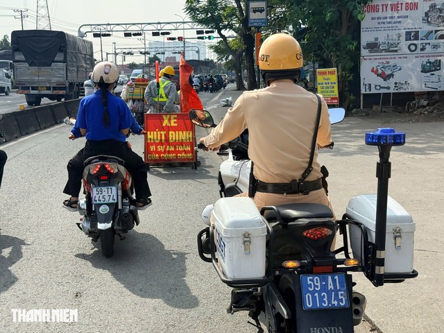 CSGT TP.HCM hóa trang truy tìm 'đinh tặc' trên các tuyến đường cửa ngõ - Ảnh 2.