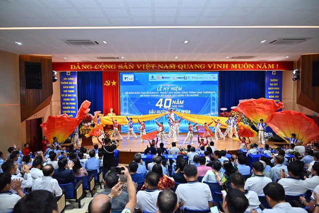 Đ&agrave; Nẵng: Đ&oacute;n 'c&uacute; h&iacute;ch' hạ tầng, trường đại học mở ng&agrave;nh đường sắt tốc độ cao - Ảnh 1.