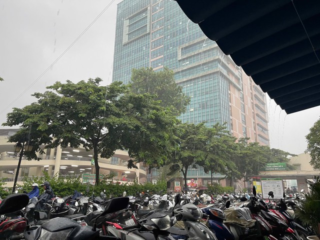 2 đợt mưa lớn trút nước xuống miền Bắc, nguy cơ lũ quét - Ảnh 1.