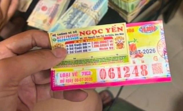 Trúng độc đắc 2 tỉ xổ số miền Nam, vợ chồng ở TP.HCM đổi thưởng trong đêm - Ảnh 1.