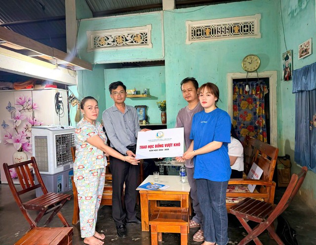 Nữ sinh g&aacute;nh viện ph&iacute; cho ba mẹ nhận học bổng sau b&agrave;i tr&ecirc;n B&aacute;o Thanh Ni&ecirc;n- Ảnh 1.