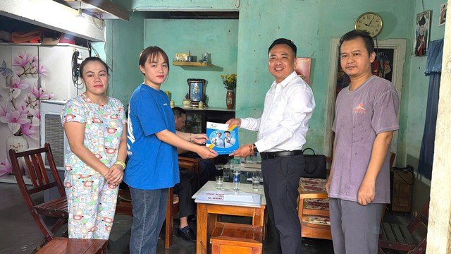 Nữ sinh g&aacute;nh viện ph&iacute; cho ba mẹ nhận học bổng sau b&agrave;i tr&ecirc;n B&aacute;o Thanh Ni&ecirc;n- Ảnh 2.
