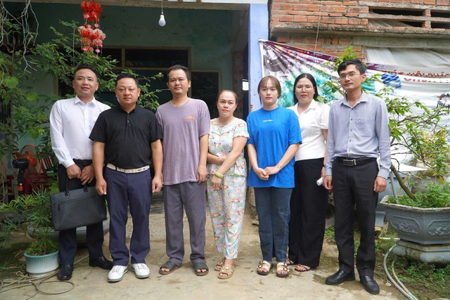 Nữ sinh g&aacute;nh viện ph&iacute; cho ba mẹ nhận học bổng sau b&agrave;i tr&ecirc;n B&aacute;o Thanh Ni&ecirc;n- Ảnh 3.