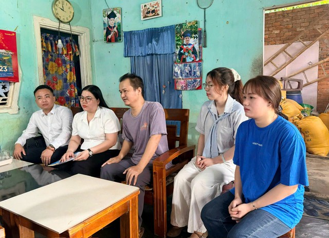 Nữ sinh g&aacute;nh viện ph&iacute; cho ba mẹ nhận học bổng sau b&agrave;i tr&ecirc;n B&aacute;o Thanh Ni&ecirc;n- Ảnh 4.