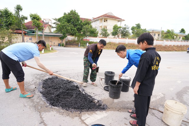Anh Hòa lấp ổ gà- Ảnh 2.