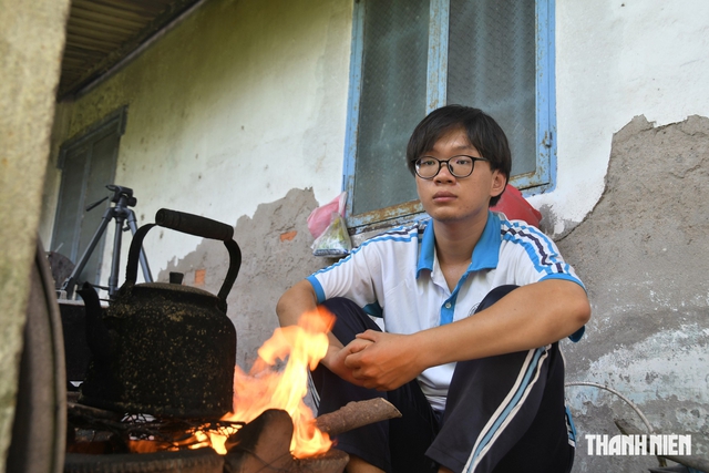 Xin cứu giúp cậu học trò cha mất, mẹ mang sổ bệnh đi xin tiền chạy thận - Ảnh 1.