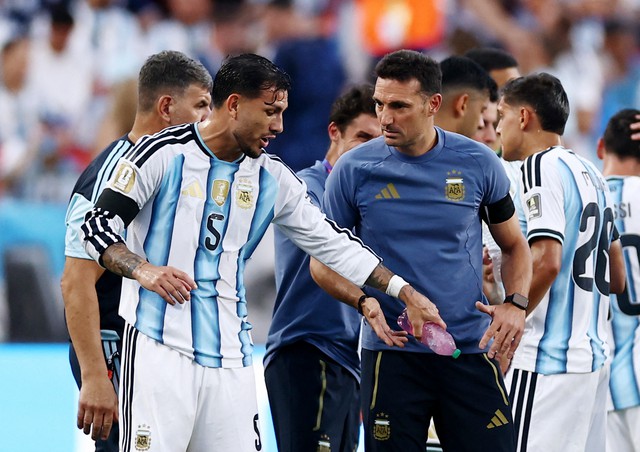 HLV Scaloni thừa nhận Argentina đã quá may mới thắng nổi Thụy Sĩ, cũng nhờ Embolo bị thẻ đỏ- Ảnh 1.