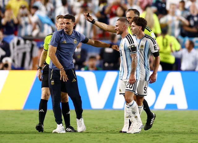 HLV Scaloni thừa nhận Argentina đã quá may mới thắng nổi Thụy Sĩ, cũng nhờ Embolo bị thẻ đỏ- Ảnh 3.