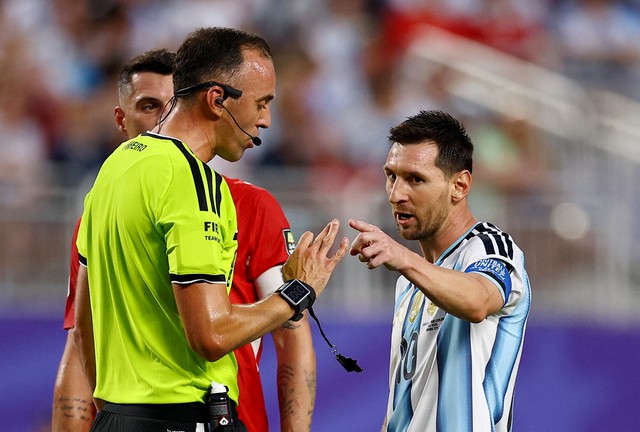 Messi chỉ mặt, n&oacute;i g&igrave; với trọng t&agrave;i Bồ Đ&agrave;o Nha trận Argentina thắng Thụy Sĩ?- Ảnh 1.