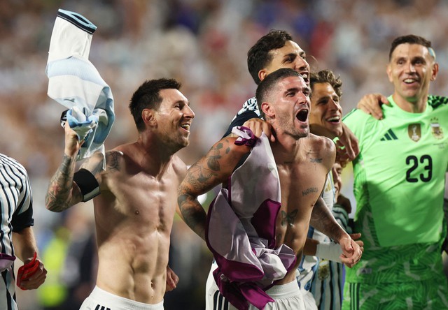 Messi chỉ mặt, n&oacute;i g&igrave; với trọng t&agrave;i Bồ Đ&agrave;o Nha trận Argentina thắng Thụy Sĩ?- Ảnh 2.