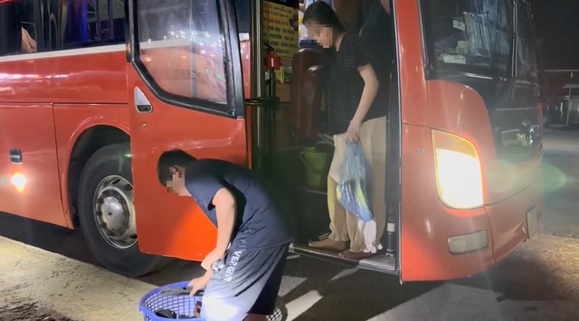Người dân phản ánhđến Cục CSGT, xe khách nhồi nhét 59/45 khách bị xử phạt 105 triệuđồng - Ảnh 2.
