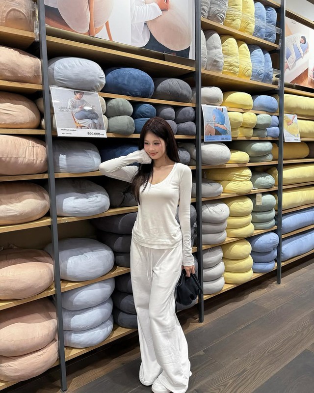 Diện áo tay dài mỏng nhẹ che nắng ngày hè- Ảnh 2.