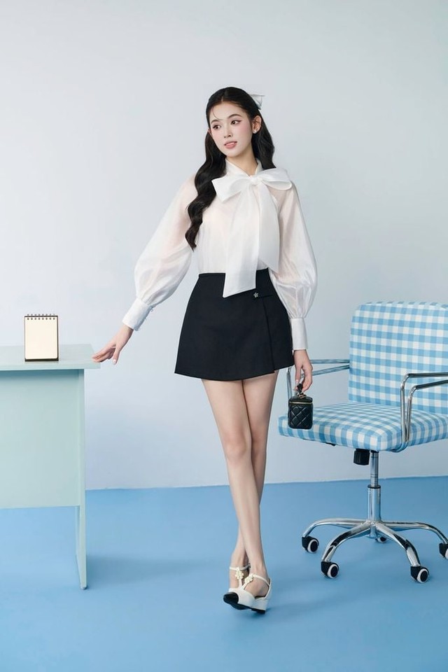 Mặc sơ mi trắng đính nơ, tưởng không khó nhưng khó không tưởng- Ảnh 1.