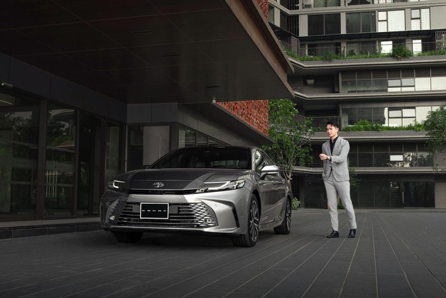 Toyota Camry HEV: Đẳng cấp doanh nh&acirc;n, sẵn s&agrave;ng cho xu hướng nhi&ecirc;n liệu xanh - Ảnh 1.