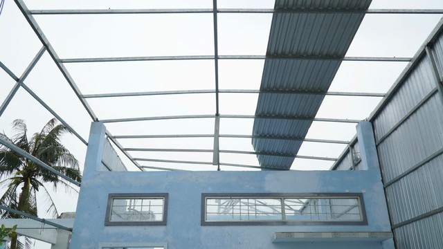 Lốc xoáy tại Cà Mau làm 4 người bị thương, hơn 70 căn nhà hư hỏng - Ảnh 2.