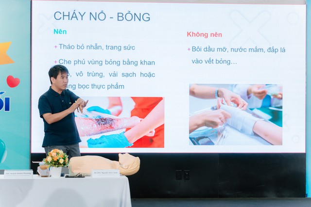 B&aacute;c sĩ của Bệnh viện Bạch Mai đ&agrave;o tạo dược sĩ Long Ch&acirc;u kỹ năng sơ cấp cứu trong t&igrave;nh huống khẩn cấp- Ảnh 2.