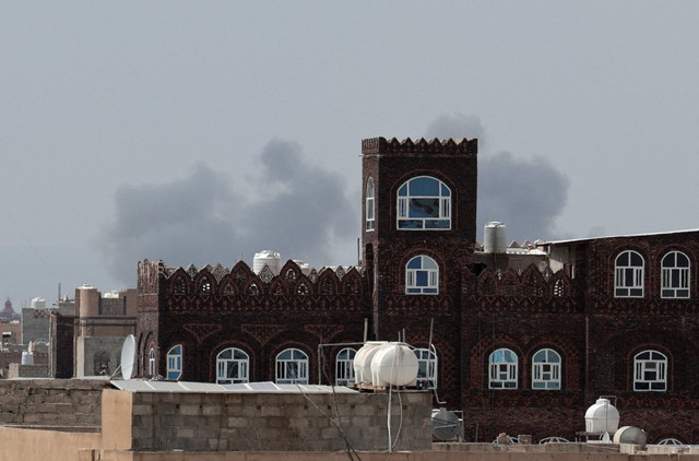 Houthi cáo buộc Ả Rập Xê Út tấn công sân bay Sanaa ở Yemen - Ảnh 1.