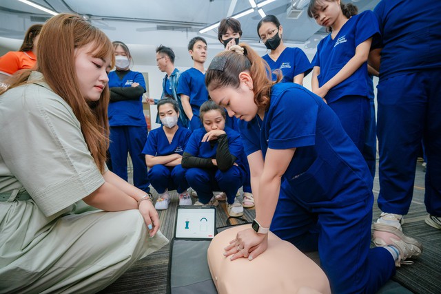 B&aacute;c sĩ của Bệnh viện Bạch Mai đ&agrave;o tạo dược sĩ Long Ch&acirc;u kỹ năng sơ cấp cứu trong t&igrave;nh huống khẩn cấp- Ảnh 3.