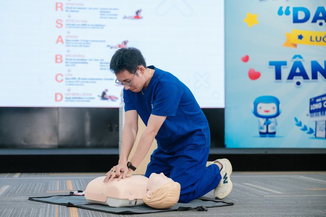B&aacute;c sĩ của Bệnh viện Bạch Mai đ&agrave;o tạo dược sĩ Long Ch&acirc;u kỹ năng sơ cấp cứu trong t&igrave;nh huống khẩn cấp- Ảnh 4.