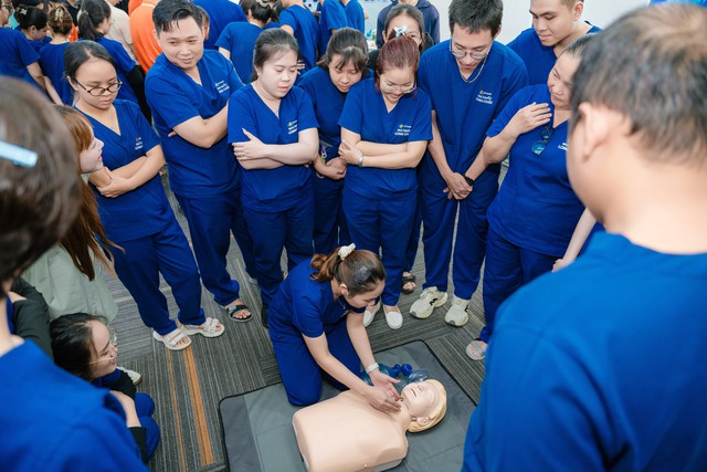 B&aacute;c sĩ của Bệnh viện Bạch Mai đ&agrave;o tạo dược sĩ Long Ch&acirc;u kỹ năng sơ cấp cứu trong t&igrave;nh huống khẩn cấp- Ảnh 6.