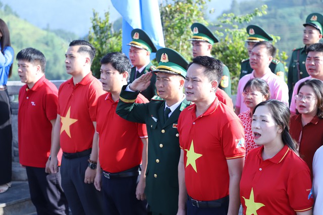 Lễ chào cờ thiêng liêng "Tôi yêu Tổ quốc tôi" dưới chân cột cờ Lũng Cú - Ảnh 1.
