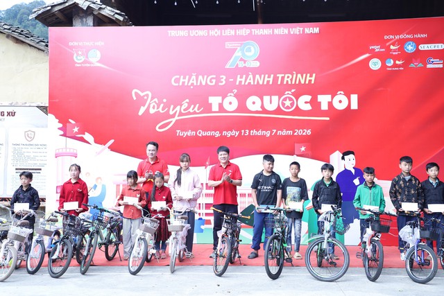 Lễ chào cờ thiêng liêng "Tôi yêu Tổ quốc tôi" dưới chân cột cờ Lũng Cú - Ảnh 6.