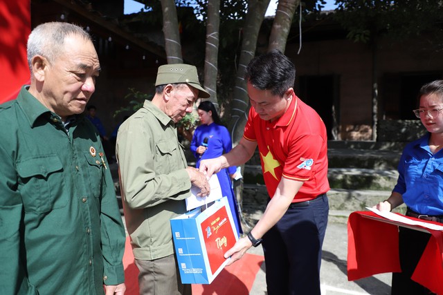 Lễ chào cờ thiêng liêng "Tôi yêu Tổ quốc tôi" dưới chân cột cờ Lũng Cú - Ảnh 7.