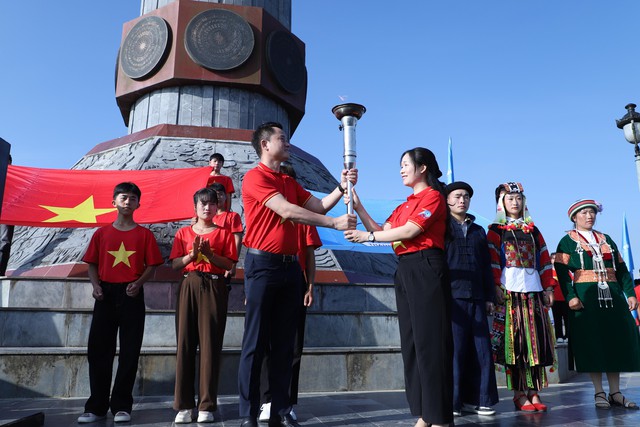 Lễ chào cờ thiêng liêng "Tôi yêu Tổ quốc tôi" dưới chân cột cờ Lũng Cú - Ảnh 2.