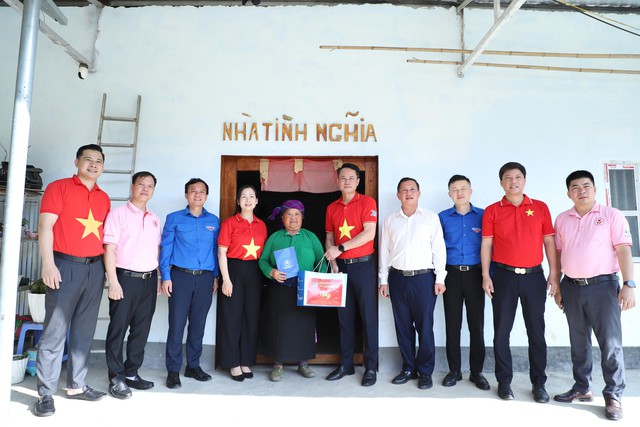 Lễ chào cờ thiêng liêng "Tôi yêu Tổ quốc tôi" dưới chân cột cờ Lũng Cú - Ảnh 5.