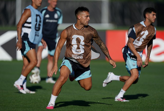 Messi lần đầu ti&ecirc;n trong đời đấu tr&iacute; đội tuyển Anh, Argentina đề đạt nguyện vọng đặc biệt với FIFA- Ảnh 1.