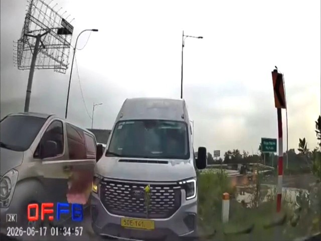 Clip tài xế xe khách đi ngược phần đường còn thách thức người đi đúng - Ảnh 1.
