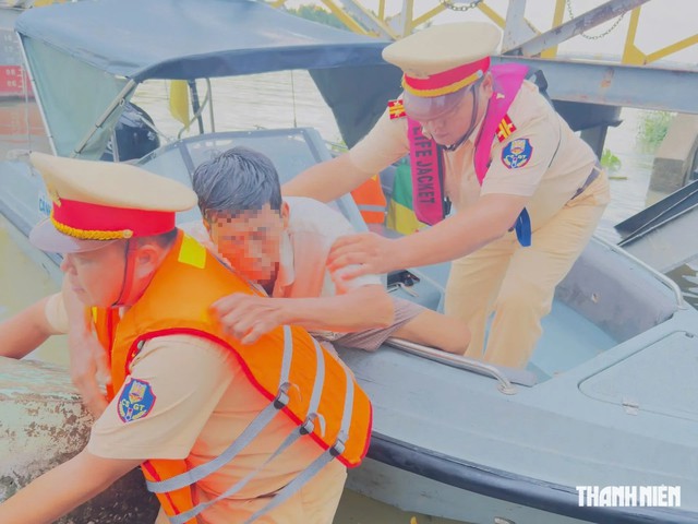 CSGT cứu sống người đàn ông nhảy cầu Mỹ Thuận tự tử- Ảnh 1.