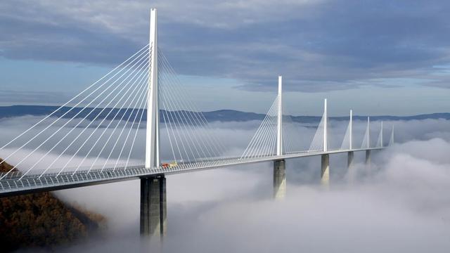 Cây cầu cao nhất thế giới không phải ở Trung Quốc, cao hơn cả tháp Eiffel - Ảnh 1.