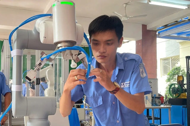Bỏ quy định giữ nguyên lương, phụ cấp đối với giảng viên khi đi học nước ngoài - Ảnh 1.