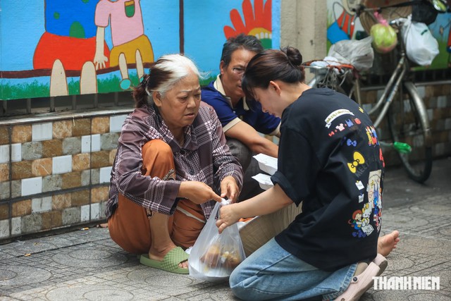 H&agrave;ng t&uacute;i ni l&ocirc;ng vỉa h&egrave; Bệnh viện H&ugrave;ng Vương, phận ngh&egrave;o vơi x&oacute;t xa - Ảnh 8.