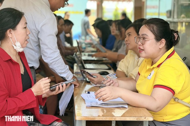 Từ 7 giờ, người dân một phường ở TP.HCM xếp hàng để hưởng quyền lợi này - Ảnh 5.