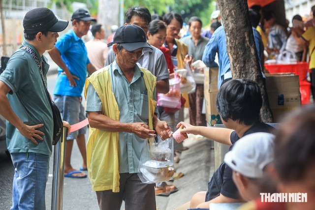 H&agrave;ng t&uacute;i ni l&ocirc;ng vỉa h&egrave; Bệnh viện H&ugrave;ng Vương, phận ngh&egrave;o vơi x&oacute;t xa - Ảnh 2.