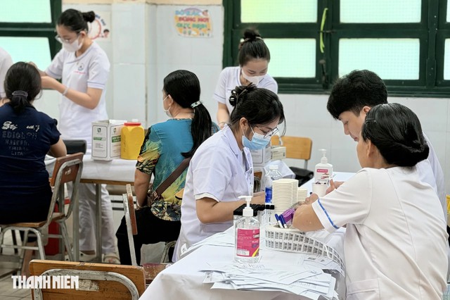 Từ 7 giờ, người dân một phường ở TP.HCM xếp hàng để hưởng quyền lợi này - Ảnh 3.