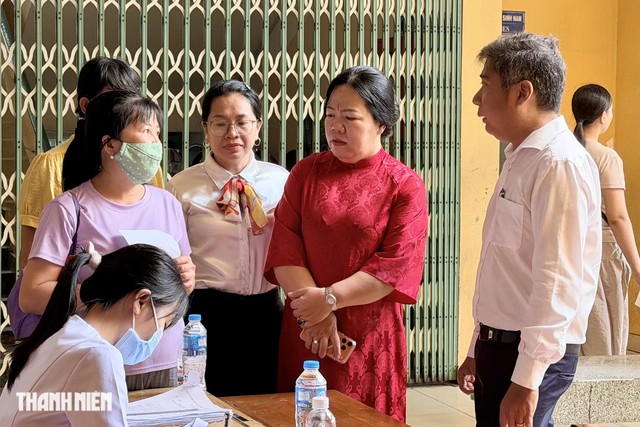 Từ 7 giờ, người dân một phường ở TP.HCM xếp hàng để hưởng quyền lợi này - Ảnh 2.