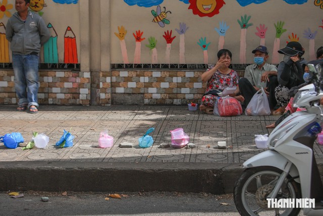 H&agrave;ng t&uacute;i ni l&ocirc;ng vỉa h&egrave; Bệnh viện H&ugrave;ng Vương, phận ngh&egrave;o vơi x&oacute;t xa - Ảnh 5.