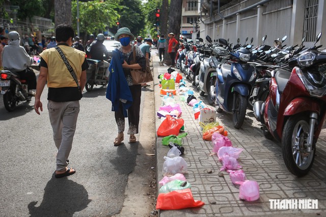 H&agrave;ng t&uacute;i ni l&ocirc;ng vỉa h&egrave; Bệnh viện H&ugrave;ng Vương, phận ngh&egrave;o vơi x&oacute;t xa - Ảnh 1.