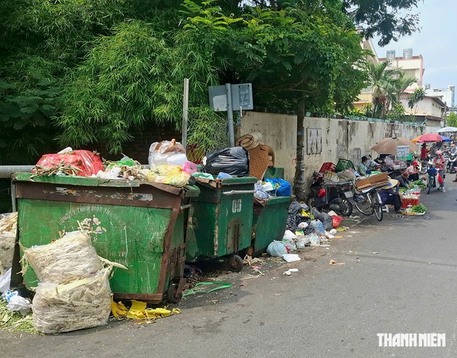 Những bãi rác nhếch nhác trên phố, dưới chân cầu- Ảnh 4.