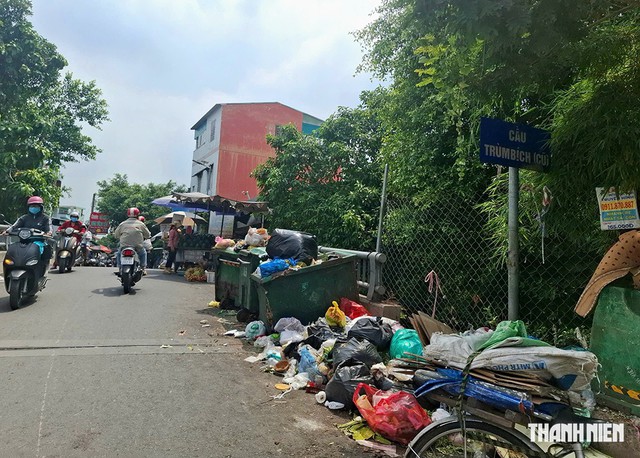 Những bãi rác nhếch nhác trên phố, dưới chân cầu- Ảnh 3.