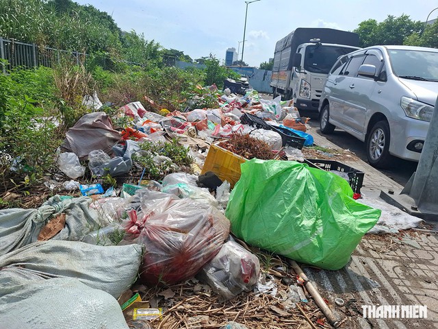 Những bãi rác nhếch nhác trên phố, dưới chân cầu- Ảnh 2.