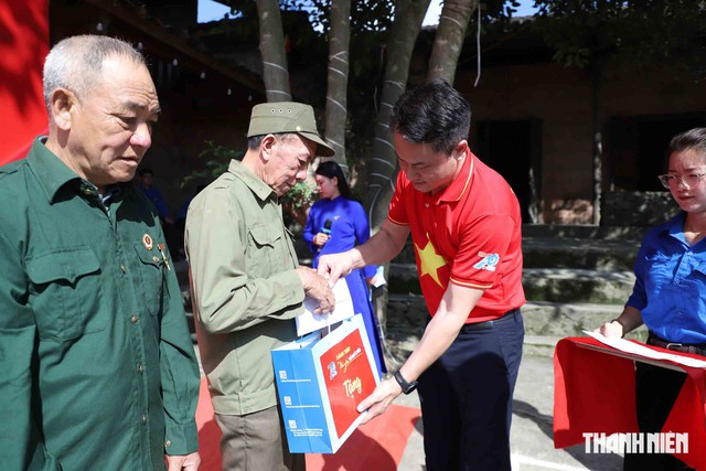 Lan tỏa tình yêu nước tại Cột cờ Lũng Cú - Ảnh 2.