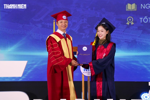 Nữ thủ khoa: 'Một nửa tấm bằng này là của ngoại' - Ảnh 1.