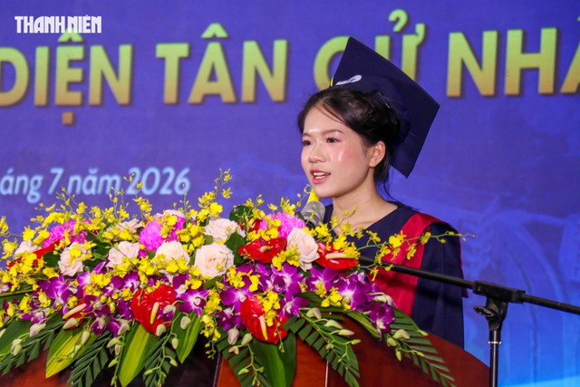 Nữ thủ khoa: 'Một nửa tấm bằng này là của ngoại' - Ảnh 2.