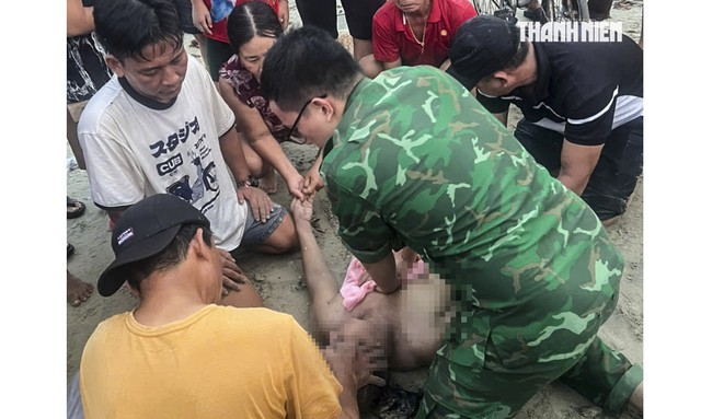 T&igrave;m thấy thi thể b&eacute; trai 5 tuổi trong vụ 3 người đuối nước ở biển Sa Huỳnh- Ảnh 2.
