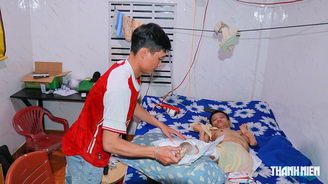 12 năm chăm em liệt tứ chi, chỉ mong đủ tiền mua băng gạc- Ảnh 3.